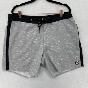 Vuori Peak Boardshort Swim Men’s Medium Geometric Gray White Black